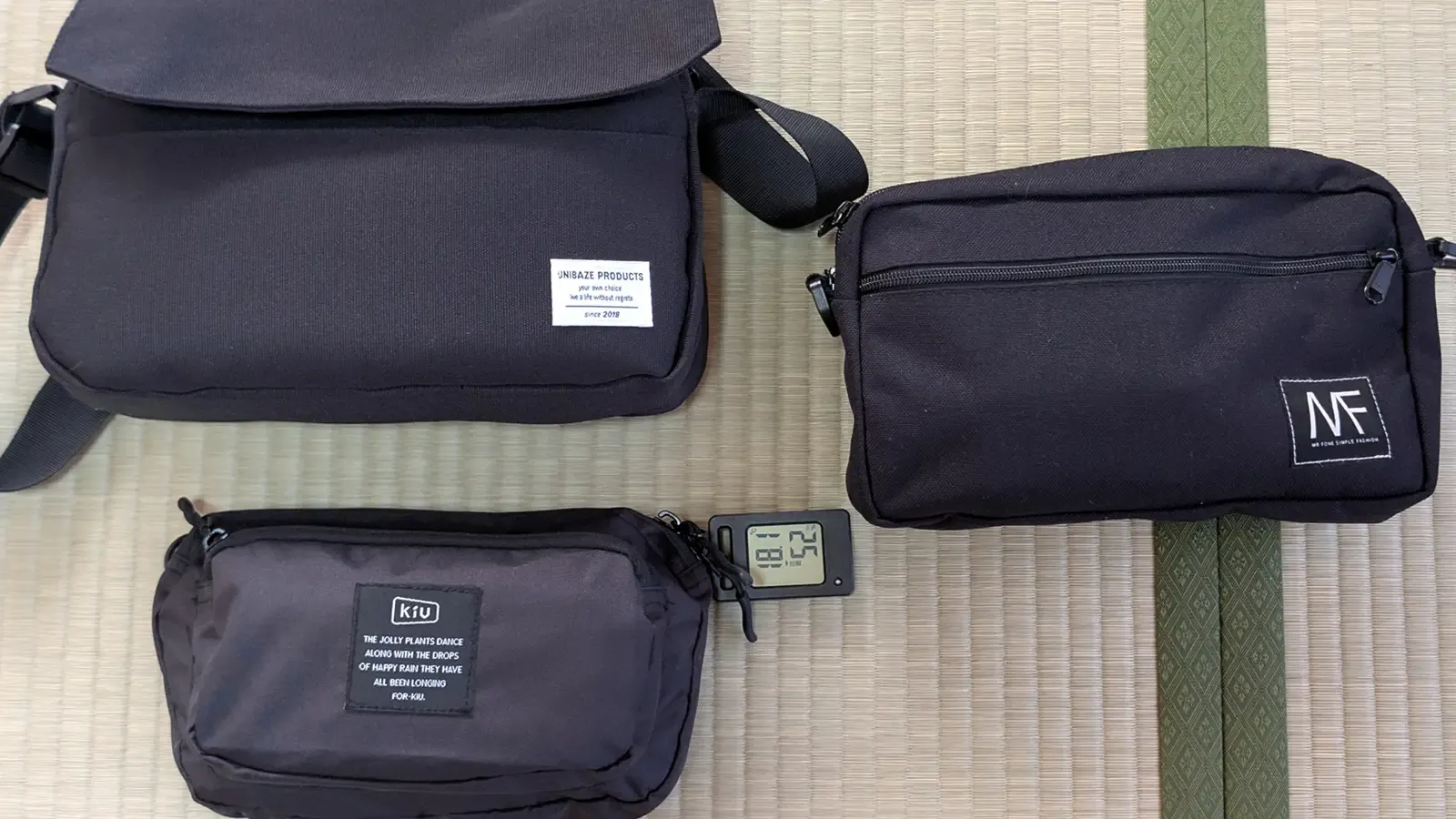 すべての荷物を3つの鞄にまとめる様子
