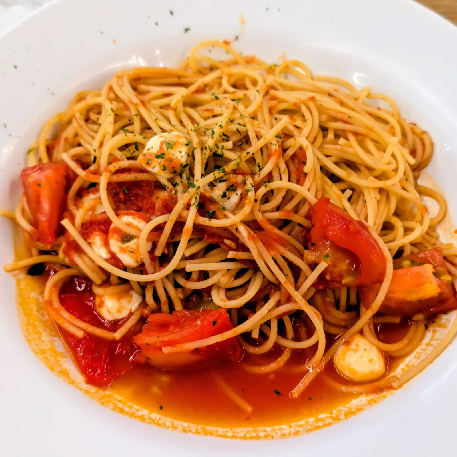 トマトとモッツァレラチーズのトマトソースパスタ